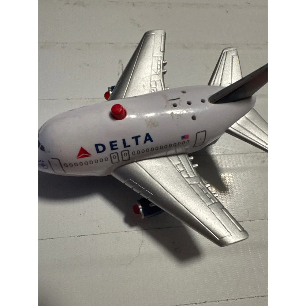 Daron Delta Airplane Toy Kids OS White‎ Good Stylized Jet Pull Back